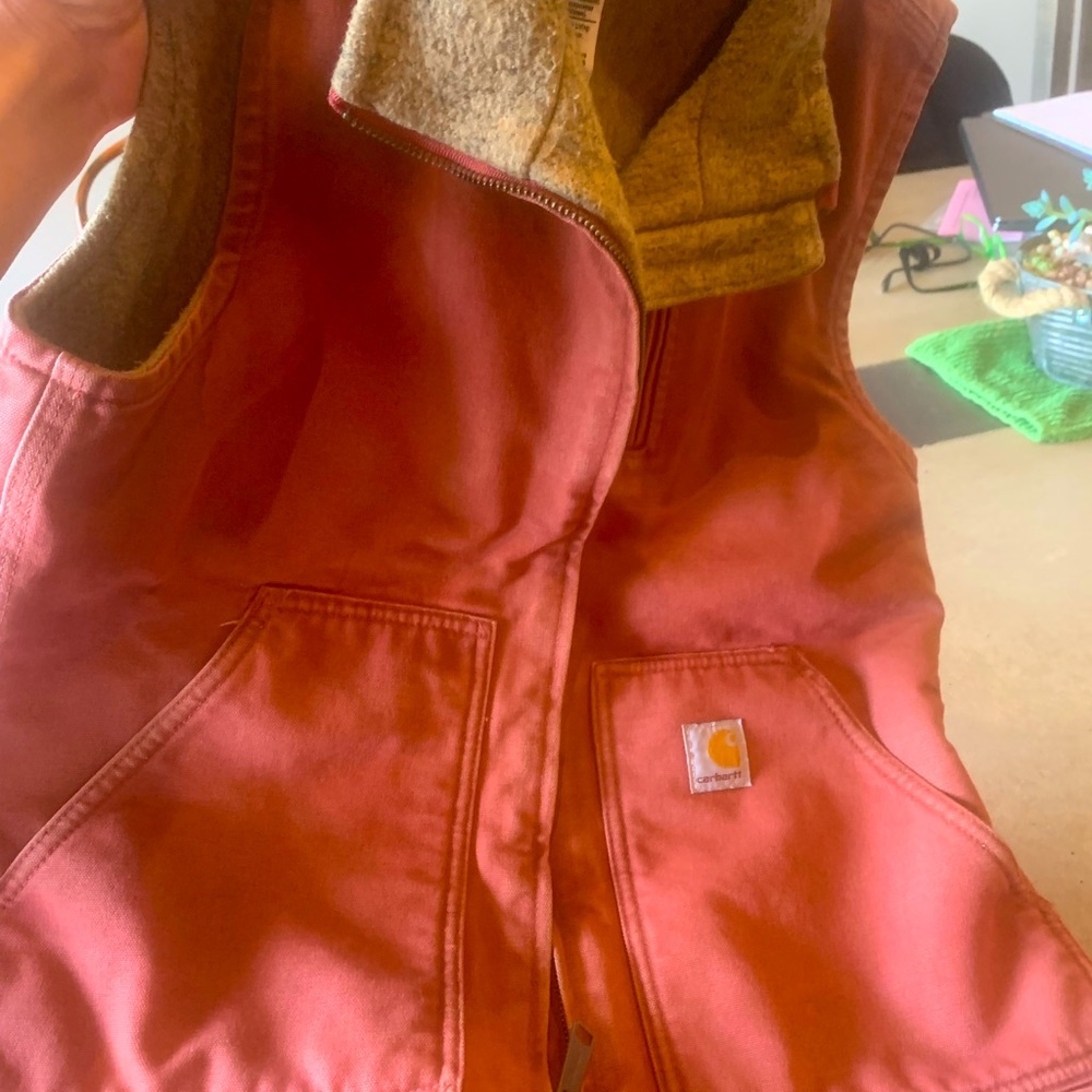 Like new women’s carhartt sandstone vest in a dusty rose/rust color